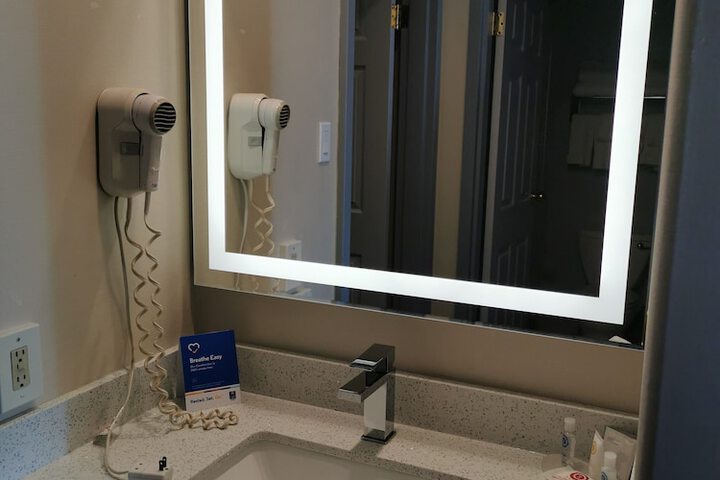Room 8 of 33