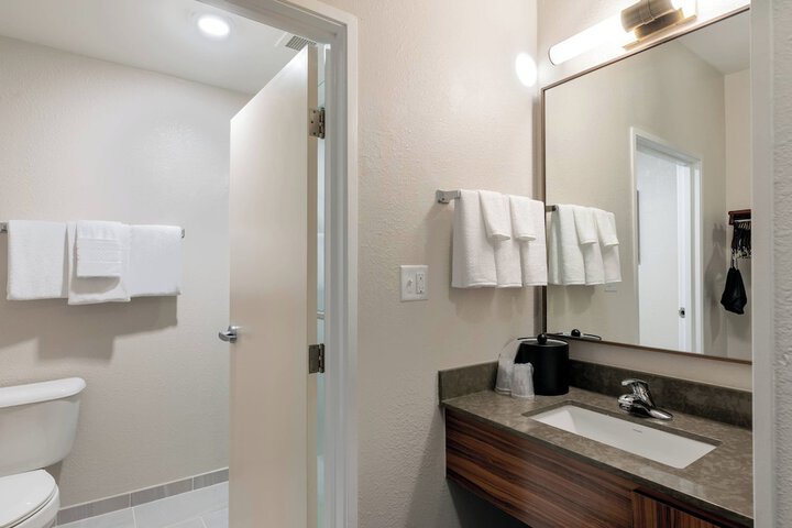 Room 32 of 40