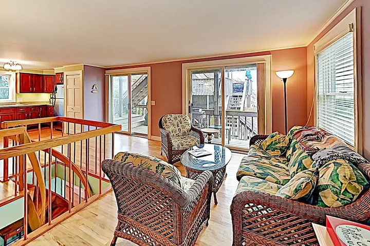 New Listing! Serene East End : Steps To Sand 3 Bedroom Condo