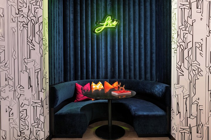 Lounge 26 of 29