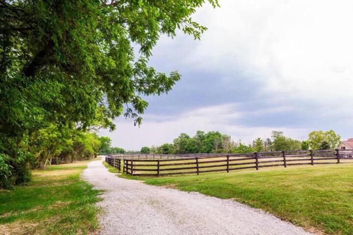 102 Acre Pet Friendly Horse Farm! Bring your horse too!