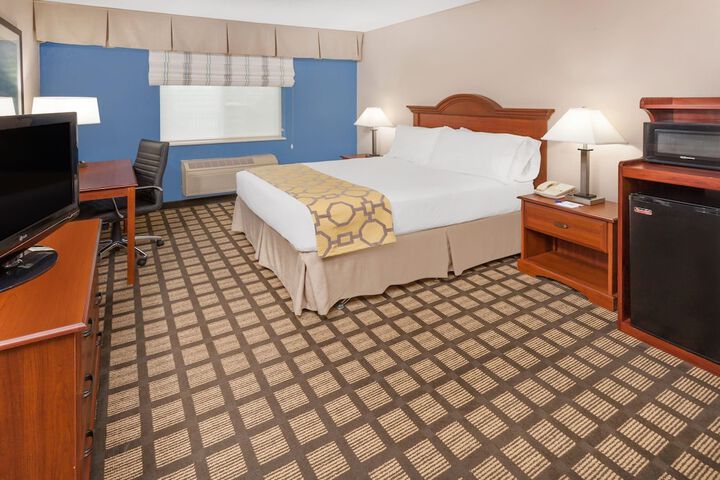 Baymont by Wyndham Galesburg