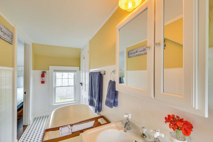 Rockland Home w / Deck 5 Mins to Historic Downtown!