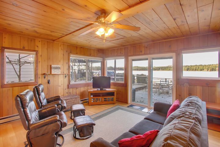 Charming Lakefront Cabin w / Deck & Fire Pit!