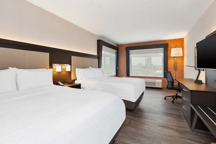 Room 13 of 36