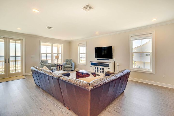 Walk to Beach: Oceanfront Home w / Outdoor Kitchen