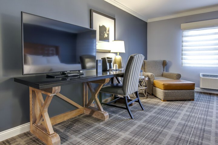 The Campbell House Lexington Curio Collection by Hilton