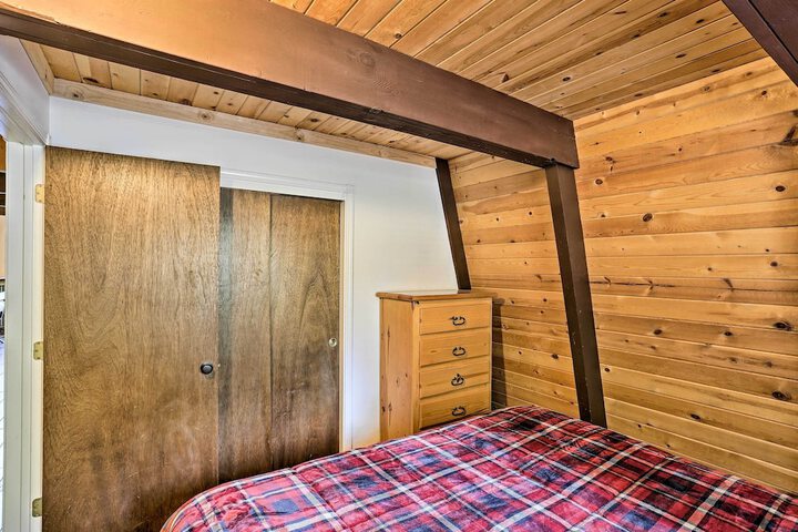 Chester Cabin w / Deck - Walk to Lake + Golfing!