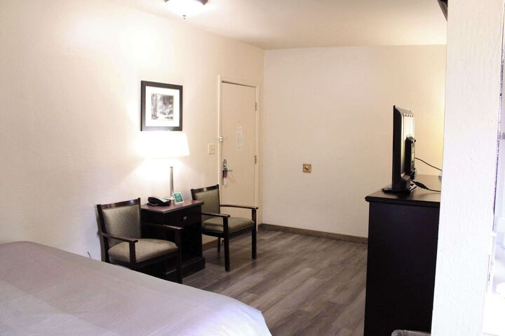 Room 33 of 40