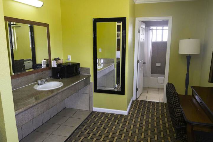 Room 14 of 28