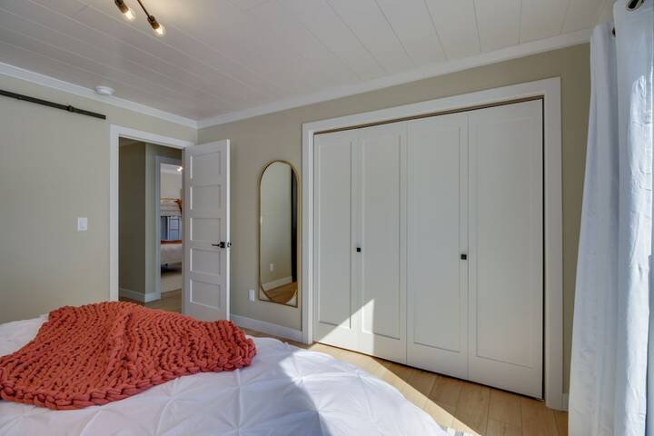 Home Rental on Detroit Lake: Dock Game Room!