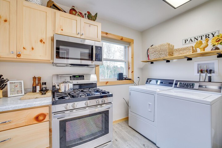 Lovely Rural Hixton Farmhouse w / Porch & Fire Pit!