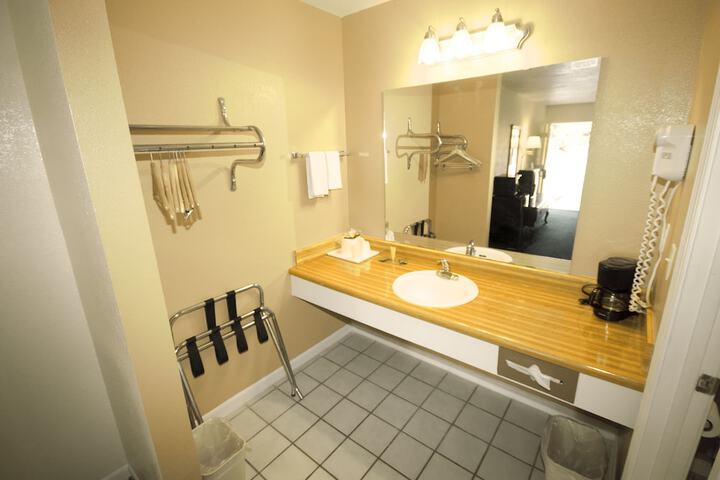 Room 16 of 27