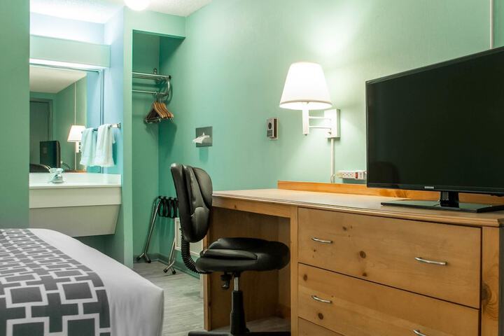 Econo Lodge South
