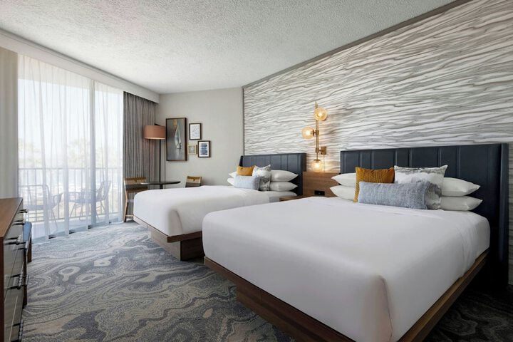 Room 34 of 215