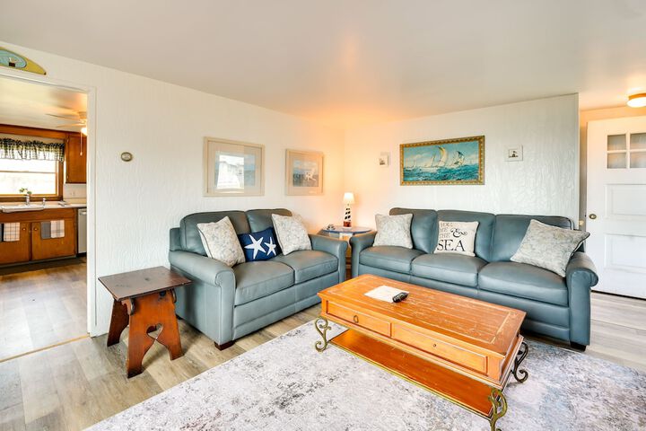 Charming Niantic Vacation Rental: Walk to Beach!