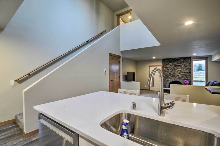 Luxurious Tacoma Retreat w / Quartz Countertops!