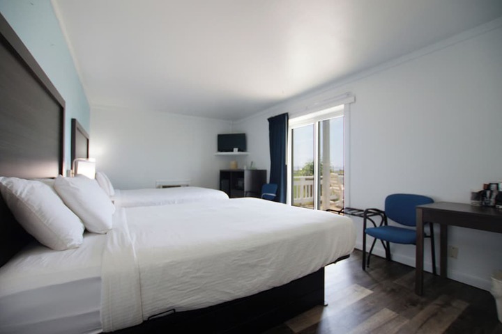 Snyders Shoreline Inn