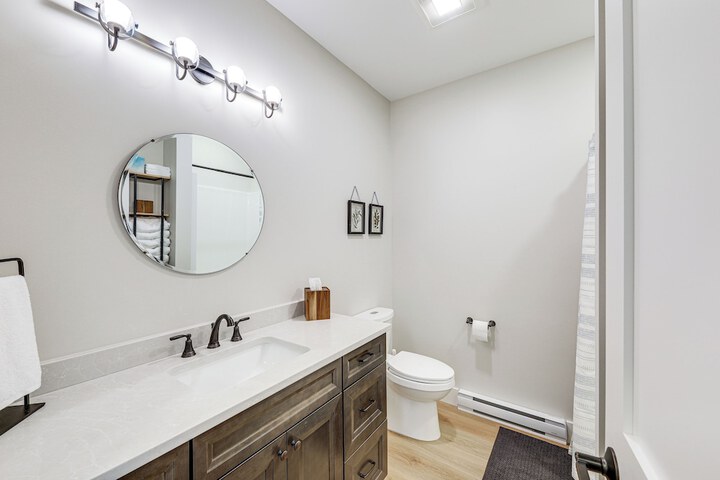 Mountain-view Home in Stoneham w / Hot Yoga Studio!