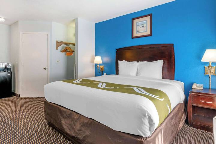 Room 27 of 40
