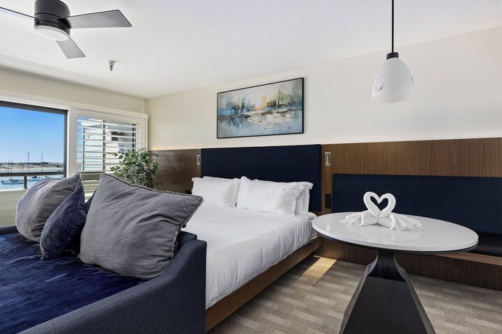 456 Embarcadero Inn & Suites