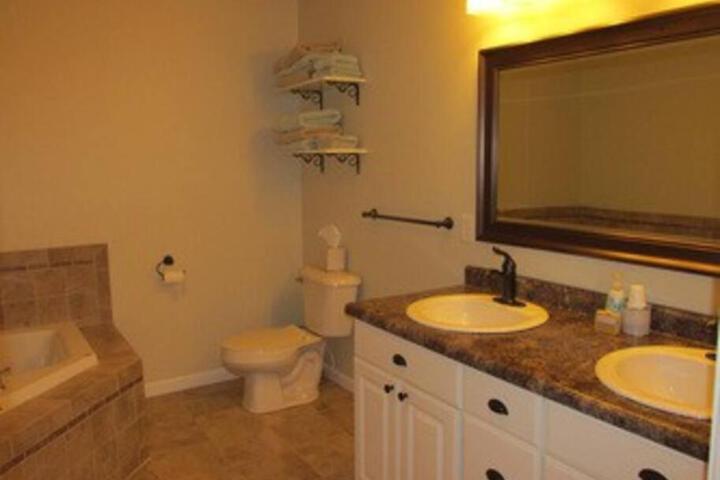 Beulah Land Guest House w / King Bed & Jacuzzi Tub