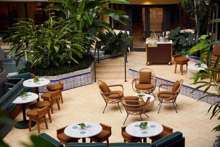 Lounge 98 of 130