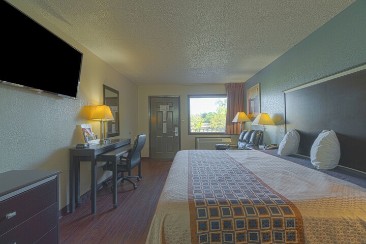 Regency Inn & Suites by OYO Bay City TX