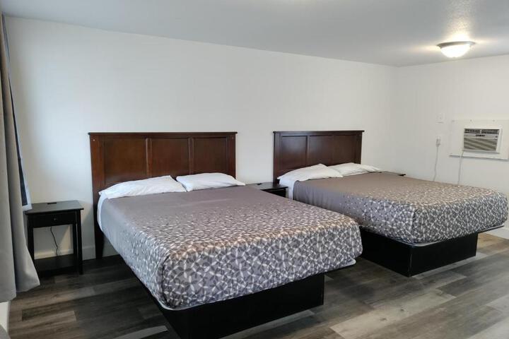 Eight Bar B Motel