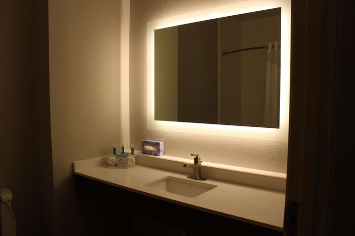 Room 33 of 68