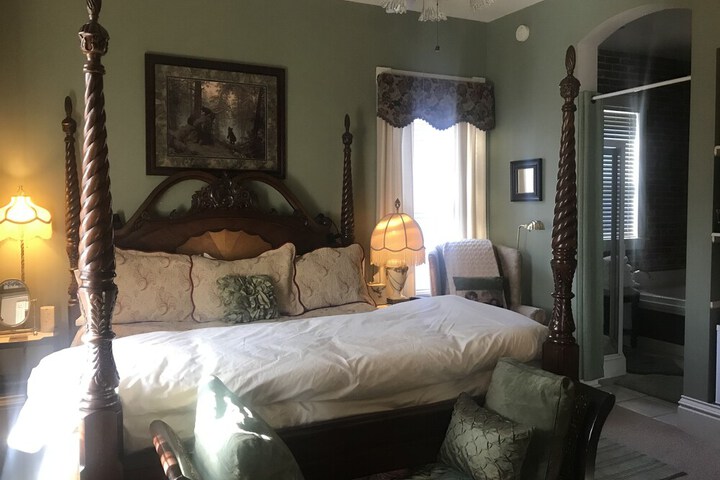 Historic Iron Horse Inn