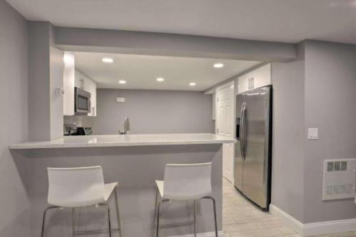 Cozy Quiet Getaway Surrounded by Nature 19 Miles To Downtown Boston