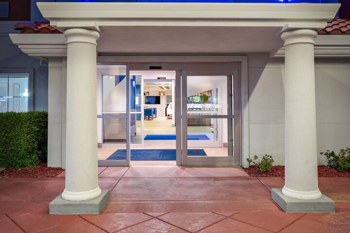 Holiday Inn Express & Suites Oroville Lake by IHG