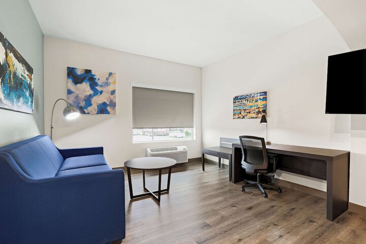 Room 10 of 32