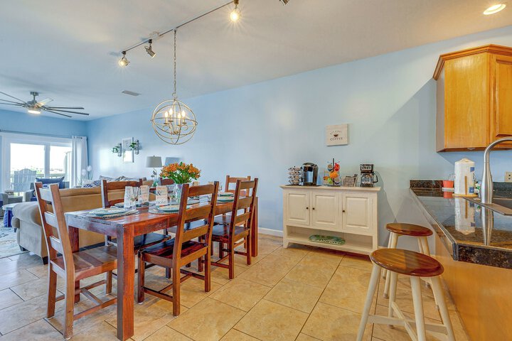 Water View Dauphin Island Condo w / Boat Slips