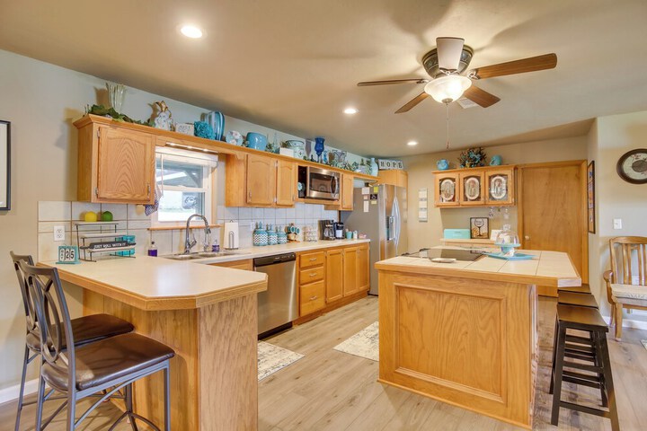 Cozy Lake Eufaula Hideaway w / Fire Pit & Hot Tub!