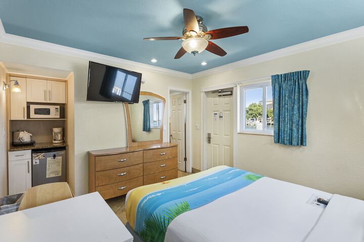 Bay Palms Waterfront Resort - Hotel and Marina