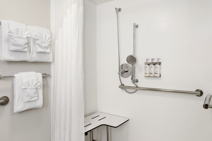 Holiday Inn Express Indianapolis Airport by IHG