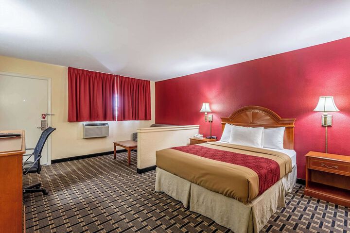 Econo Lodge Inn & Suites Santa Rosa