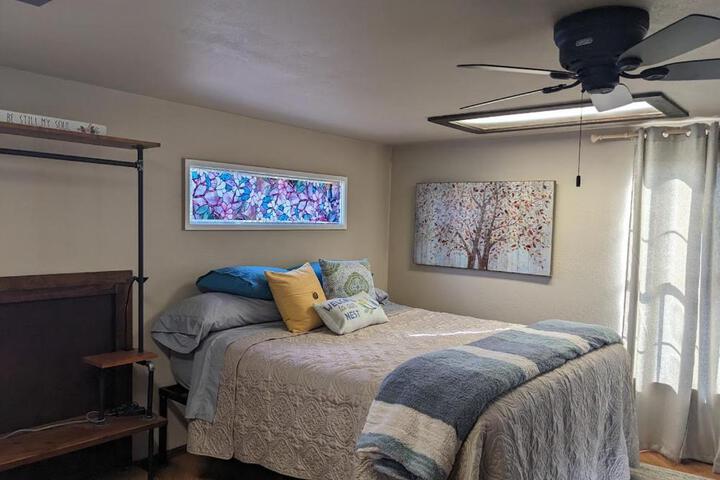Rustic Rooms Barn Loft (Upstairs Studio Apartment) Near Kings Canyon & Sequoia National Parks