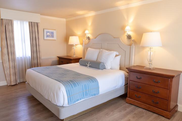 Anchor in Distinctive Waterfront Lodging
