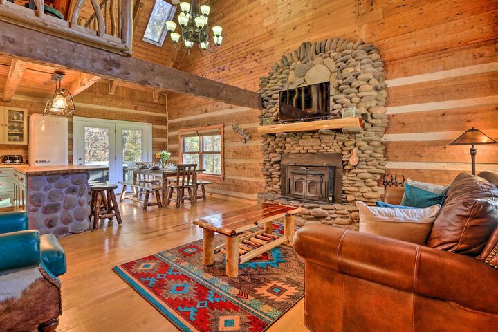 Luxe Dog-friendly Cabin w / Hot Tub & Game Room