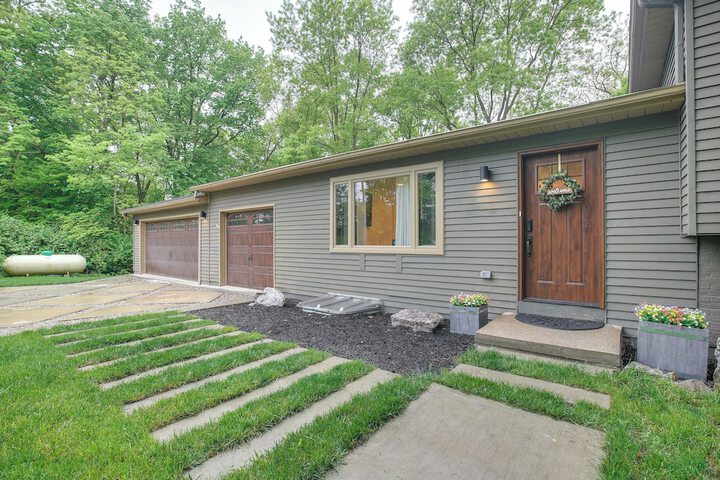 Spacious Riverfront Delaware Home w / Views