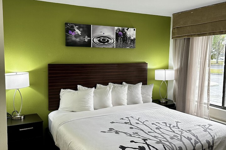 Room 9 of 16