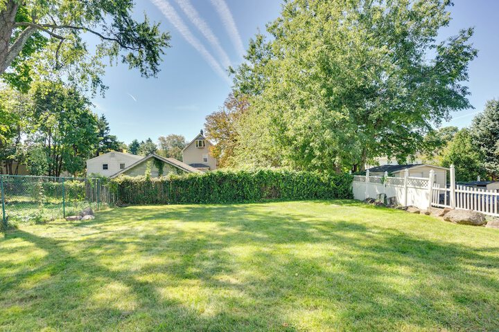 Shared Yard 4 Mi to Nyc: Englewood Apartment!