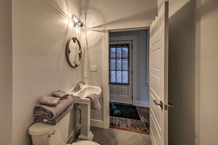 Lakefront Studio Guest Home on Hermann Wine Trail!
