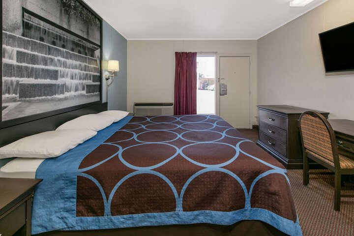 Room 12 of 16
