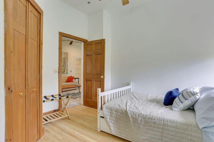 Quaint Goshen Apartment w / Patio!
