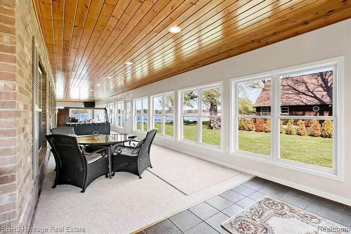 Newer Cottage on the Lake ample space for boats