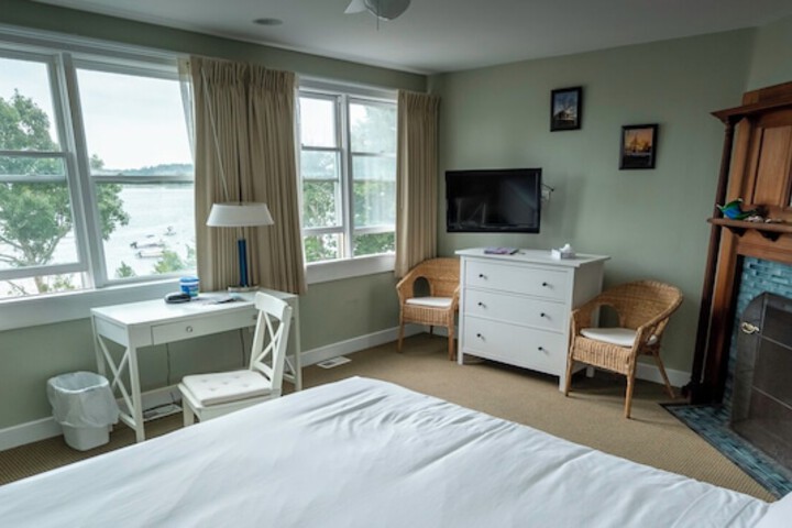 Room 4 of 17